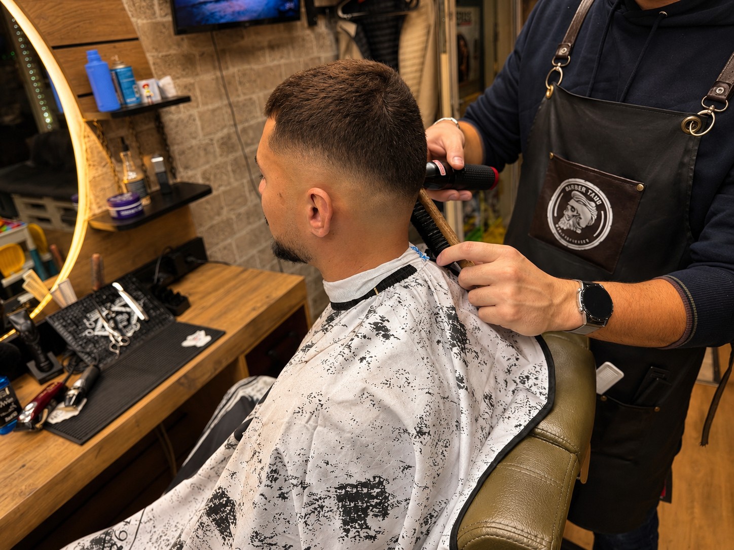 Barber pflegt den frisch geschnittenen Fade eines Kunden im Barber Shop Waldbronn